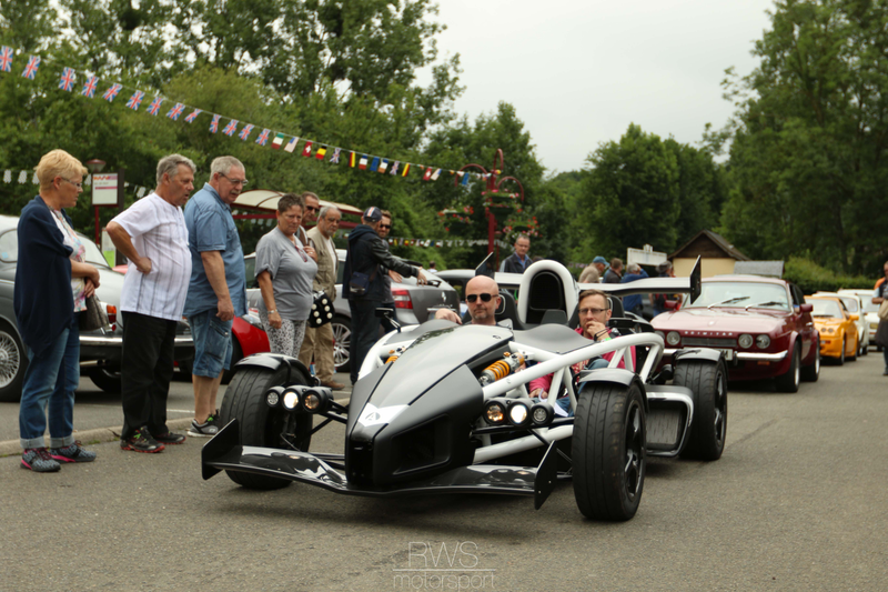 Illustration for article titled Classic British Welcome Photos (Le Mans Carshow)
